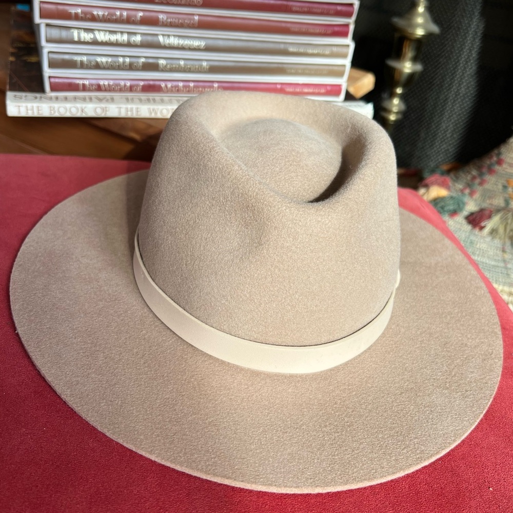 H&M- Gorgeous Camel Color 100% Wool Hat- Like New!